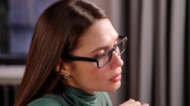 Ofiste çalışan bir iş adamı. Ofiste geç saatlere kadar çalışan genç bir iş kadını, bilgisayarında yazan, e-posta gönderen, mesaj okuyan, ekrana bakan, yakın çekim yapan bir kadın..