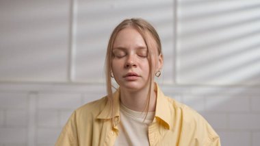 Çevrimiçi kursa katılan kişi. Üniversitede okuyan bir kadın bilgisayar dersini dinliyor. Sıkılmış bir ifade, kapalı gözler. Modern online eğitim.