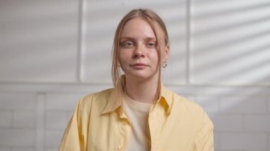 Çevrimiçi kursa katılan kişi. Ev pov 'da okuyan, masa başında oturan, kafa sallamayı dinleyen, bilgisayar dersini izleyen bir üniversite öğrencisi. Modern online eğitim.