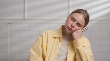 Çevrimiçi kursa katılan kişi. Ev pov 'da okuyan üniversiteli bir bayan bilgisayar dersini dinliyor. Sıkılmış bir ifade, uykulu bir yüz. Modern online eğitim.