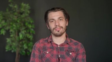 Çevrimiçi kursa katılan kişi. Erkek üniversite öğrencisi, ev pov 'da okuyor, masada oturuyor, bilgisayardan ders dinliyor, konsantre ifade düşünüyor. Modern online eğitim.