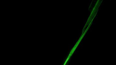 Profesyonel yıldırım teknolojisi konsepti. Parıldayan yeşil lazer ışını karanlıkta yanıp sönüyor, dumanlı havada parlayan renkli ışık projektörü, siyah arka planda izole edilmiş..