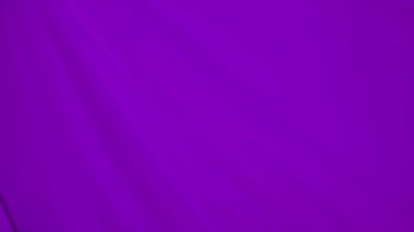 Rüzgarın savurduğu renkli tül kumaşlı pencereler. Açık bir pencereden süzülen mor neon ışıkla renklendirilmiş şeffaf ipek perdeler, tekstil üzerine yansıyan gölgeler.