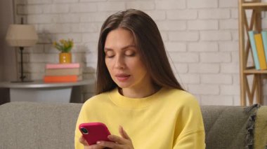 Kadın evde boş vakit geçiriyor. Genç bir kadın bütün gününü evinde, oturma odasındaki kanepede oturarak akıllı telefondan mesaj atarak geçiriyor ve 