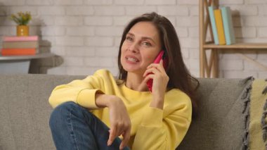 Kadın evde boş vakit geçiriyor. Genç bir kadın bütün gününü evde, oturma odasındaki kanepede oturarak, telefonla konuşarak, flört ederek, gülümseyerek geçirir..