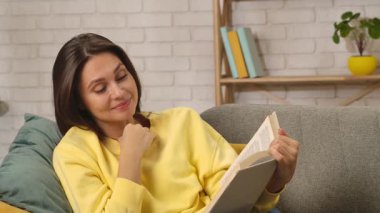 Kadın evde boş vakit geçiriyor. Genç bir kadın, oturma odasındaki kanepede oturup elinde bir kitap tutarak roman ya da dedektif okumaktan zevk alıyor..