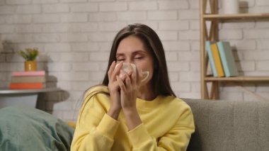 Kadın evde boş vakit geçiriyor. Genç bir kadın gününü evinde, oturma odasındaki kanepede oturarak, elinde fincanla çay içerek, hayal kurarak, içerek, keyif alarak, olumlu bir ifadeyle geçirir..