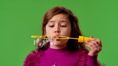 Çocuk duyguları konsepti. Sabun köpüğü yapıcı içinde gülen kız, etrafta uçuşan baloncuklar, pozitif ifade, krom anahtar yeşil ekranda izole edilmiş arka plan modeli..