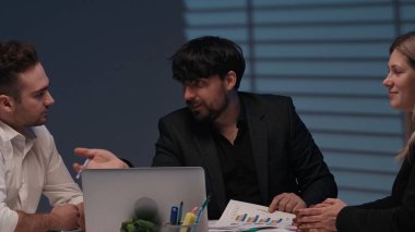 Proje lideri ve ekip üyeleri buluşuyor. Yönetim kurulu başkanı meslektaşlarıyla toplantı yapıyor, projeyi kapatıyorlar sonuçları tartışıyorlar, raporları okuyorlar ve konuşuyorlar..