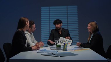 Proje lideri ve ekip üyeleri buluşuyor. Yönetim kurulu başkanı meslektaşlarıyla toplantı yapıyor, projeyi kapatıyorlar sonuçları tartışıyorlar, raporları okuyorlar ve konuşuyorlar..