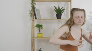 Parlak bir dairede dans eden genç bir kadın.