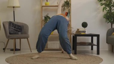 Parlak bir dairede dans eden genç bir kadın.