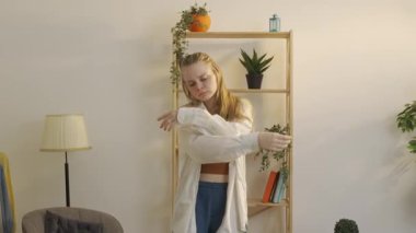 Parlak bir dairede dans eden genç bir kadın.