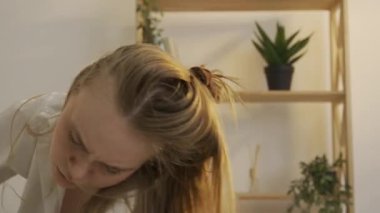 Parlak bir dairede dans eden genç bir kadın.