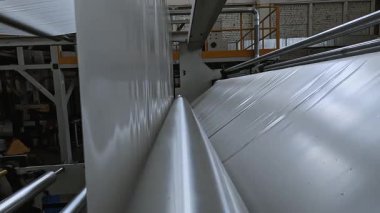 Geri dönüşüm üretimi, sanayi ambalajı. Biyolojik ambalaj fabrikası üretim makinesi, beyaz plastik bant rulosu, otomatik polietilen çanta üretim süreci.