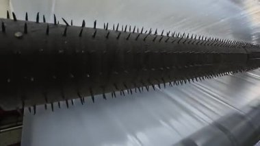 Geri dönüşüm üretimi, sanayi ambalajı. Biyolojik ambalaj fabrikası üretim makinesi, sivri uçlu rulo ve şeffaf plastik bant, otomatik polietilen çanta üretimi süreci