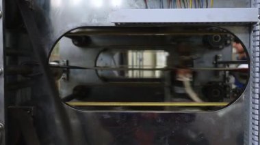 Geri dönüşüm üretimi, sanayi ambalajı. Biyolojik ambalaj fabrikası üretim makinesi, plastik bant rulosu, polietilen çanta üretiminin otomatik kalite kontrol süreci.