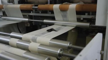 Geri dönüşüm üretimi, sanayi ambalajı. Biyo-ambalaj üretim fabrikası üretim makinesi, naylon bant delikli silindir, otomatik polietilen çanta üretim süreci.