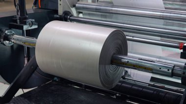 Geri dönüşüm üretimi, sanayi ambalajı. Biyolojik ambalaj fabrikası üretim makinesi, beyaz plastik bant rulosu, otomatik polietilen çanta üretim süreci.