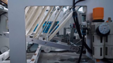 Geri dönüşüm üretimi, sanayi ambalajı. Biyolojik ambalaj fabrikası üretim makinesi, plastik bant ile silindirler zigzag, otomatik polietilen çanta üretim süreci.