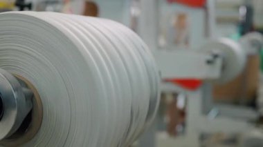 Geri dönüşüm üretimi, sanayi ambalajı. Biyolojik ambalaj fabrikası üretim makinesi, beyaz plastik bant rulosu, otomatik polietilen çanta üretim süreci.