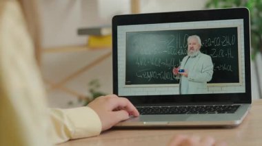 Çevrimiçi kursa katılan kişi. Evde çalışan üniversite öğrencisi, dizüstü bilgisayardan ders izleyen öğretmen tahtadaki kimya formüllerini açıklıyor, kapat. Modern online eğitim.