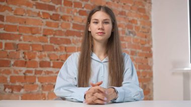 Çevrimiçi kursa katılan kişi. Ev pov 'da okuyan, masa başında oturan, internette ders izleyen bir üniversite öğrencisi. Modern online eğitim.