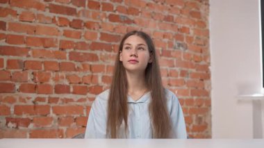 Çevrimiçi kursa katılan kişi. Ev pov 'da okuyan, masa başında oturan bilgisayardan ders dinleyen öğretmenine el sallayan bir üniversite öğrencisi. Modern online eğitim.