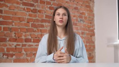 Çevrimiçi kursa katılan kişi. Ev pov 'da okuyan, masa başında oturan, internette ders dinleyen, cevap veren bir üniversite öğrencisi. Modern online eğitim.