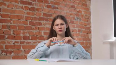 Çevrimiçi kursa katılan kişi. Ev pov 'da okuyan, masa başında oturan bilgisayardan ders dinleyen, elinde kalemle gezen bir üniversite öğrencisi. Modern online eğitim.