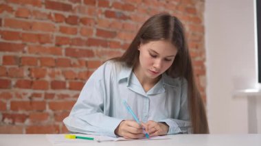 Çevrimiçi kursa katılan kişi. Ev pov 'da okuyan, masa başında oturan, internette ders izleyen, not defterine yazan, soru soran bir üniversite öğrencisi. Modern online eğitim.