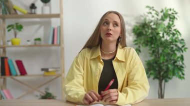 Çevrimiçi kursa katılan kişi. Ev pov 'da okuyan, masa başında oturan bilgisayar dersini izleyen uykulu yorgun ifade, esneme. Modern online eğitim