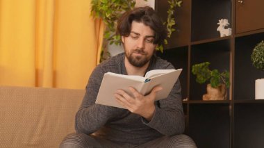 Genç bir adam zamanını evde geçirir. Odadaki kanepede oturan bir adam, hevesle kitap okuyor. Boş zaman ve günlük hayat kavramı..