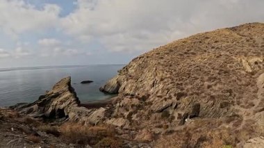 İspanya kıyılarının nefes kesen manzarası, engebeli uçurumları, kuru tepeleri ve parçalı bulutlu gökyüzünün altındaki sakin denizi. Temiz turkuaz suyu olan tenha bir körfez bozulmamış güzelliği tamamlıyor.