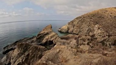 İspanya kıyılarının nefes kesen manzarası, engebeli uçurumları, kuru tepeleri ve parçalı bulutlu gökyüzünün altındaki sakin denizi. Temiz turkuaz suyu olan tenha bir körfez bozulmamış güzelliği tamamlıyor.