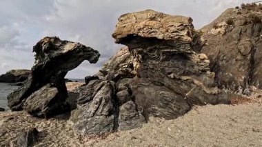 İspanya kıyılarının nefes kesen manzarası, engebeli uçurumları, kuru tepeleri ve parçalı bulutlu gökyüzünün altındaki sakin denizi. Temiz turkuaz suyu olan tenha bir körfez bozulmamış güzelliği tamamlıyor.