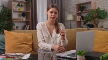 Hikaye anlatma sanatı ve çevrimiçi varlık oluşturma konusunda yetenekli bir etkenle tartışmak. İçerik oluşturma ve uzak iş stratejileri hakkında içgörüler keşfedin.