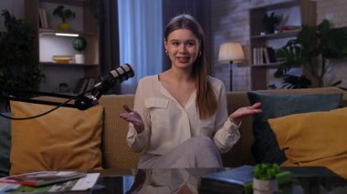 Bu samimi stüdyo ortamında, bir kadın markalaşma, etkilenme kültürü ve etkili hikaye anlatımı hakkındaki görüşlerini paylaşıyor. Tartışmada dijital pazarda başarı stratejileri ele alınıyor.