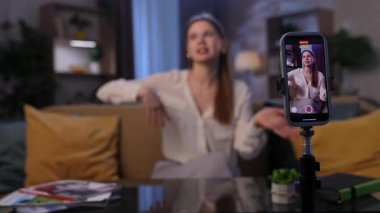 Tutkulu bir içerik yaratıcısının dijital markalaşma ve uzak çalışma hakkındaki görüşlerini paylaştığı sıcak bir stüdyoda ilgi çekici bir tartışma ortaya çıkıyor. Bir akıllı telefona çevrimiçi yayın.