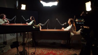 Özel bir podcast röportajında iki etkili kişi aynı bakış açısını ve hikayeleri paylaşıyor. Atmosfer yaratıcılıkla uğulduyor, uzmanlıklarını ve hikaye anlatmanın gücünü vurguluyor. Sahne arkasında