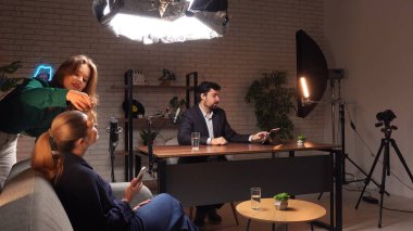 Podcast 'ten sahne arkası sahnesi. Etkilenen iki kişi canlı bir podcast oturumunda hikaye anlatma tekniklerini keşfediyor ve içgörülerini paylaşıyorlar..