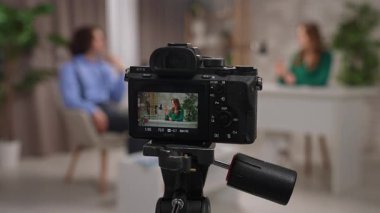 İki otorite figürü iyi aydınlatılmış bir stüdyoda konuşur, hikayeler anlatır ve düşüncelerini ifade ederler. Kameraların yanından görüntüle. Görüntü bulucu. Sahne arkasında.