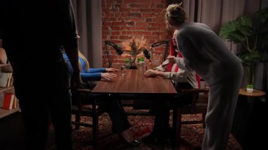 Sahne arkasında. Modern bir tavan arası stüdyosunda podcastlar için röportaj yapan iki genç kadın etkili. Uzmanlar kayıt için stüdyo mikrofonlarını kullanarak deneyimlerini ve iletişimlerini paylaşıyorlar. İçerik malzemesi.