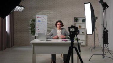 Sahne arkasında. İçerik yaratıcı hikaye anlatma, markalaşma ve girişimcileri benzer şekilde güçlendiren uzak çalışma stratejileri hakkında görüşlerini paylaşıyor.