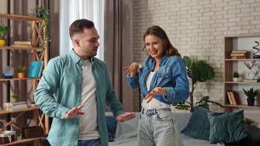 Hafta sonları birlikte birkaç boş zaman geçiririz. Çift evdeki kanepede dinleniyor, kadın ve erkek odada duruyorlar ve enerjik bir şekilde dans ediyorlar, gülümsüyorlar ve nazikçe dokunuyorlar..