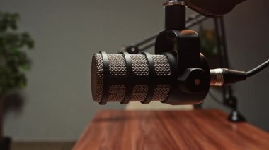 Modern bir kayıt stüdyosundaki profosyonel bir podcast mikrofonun yakın çekimi. Kurulum yayın, ses ve içerik oluşturma için idealdir.