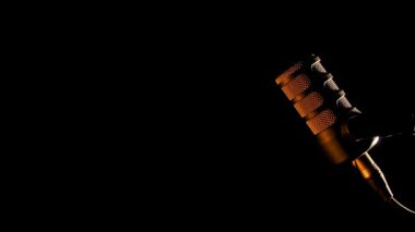 Işığın rengini değiştiren profesyonel bir mikrofon. Müzik, podcast ve yayın için minimalist ve fütürist bir kavram.