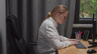 Ofiste çalışan genç bayan profesyonel yönetici. Yetişkin bir iş kadını ofiste bilgisayar başında oturuyor, baş ağrısı var, iyi hissetmiyor. Modern iş ve şirket kavramı.