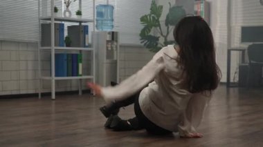Yaratıcı iş konsepti. Genç iş kadını yönetici ofiste çalışıyor, profesyonel modern kadın dansçı ofis odasında koreografi elementleri sergiliyor. Yavaş çekim.