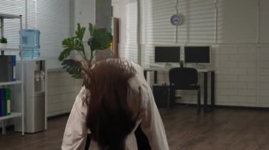 Yaratıcı iş konsepti. Genç iş kadını yönetici ofiste çalışıyor, profesyonel modern kadın dansçı ofis odasında koreografi elementleri sergiliyor. Yavaş çekim.